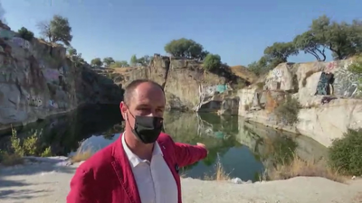 Un peligroso salto de 5 metros con puntales y piedras de granito: así es el baño en la cantera de Alpedrete