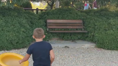 Niños jugando junto a las ratas en el Parque Juan Carlos I