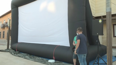 Cine de verano con pantalla hinchable, en Lozoyuela