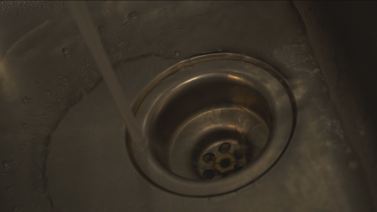 Las algas del embalse de Santillana, responsables del mal olor y sabor del agua en Carabanchel