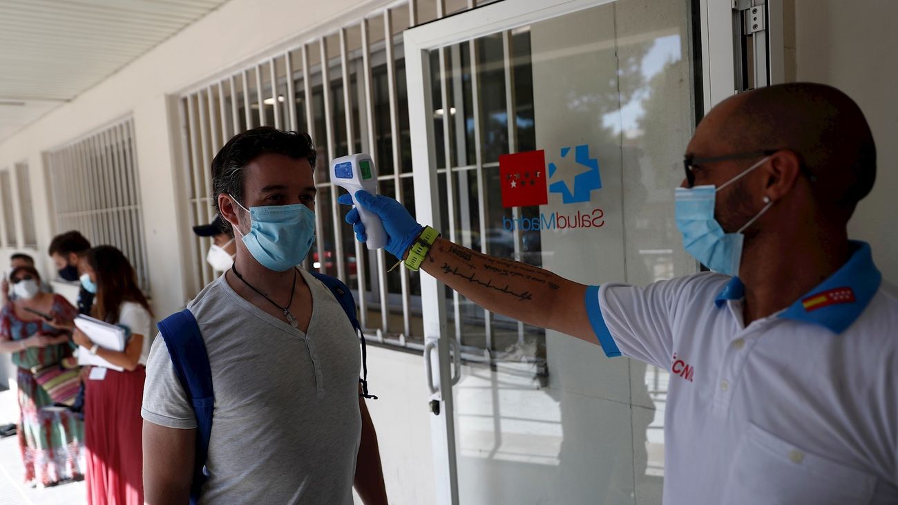 Toma de temperatura en un hospital madrileño