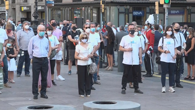 Barcelona homenajea con silencio y claveles blancos a las víctimas del 17A