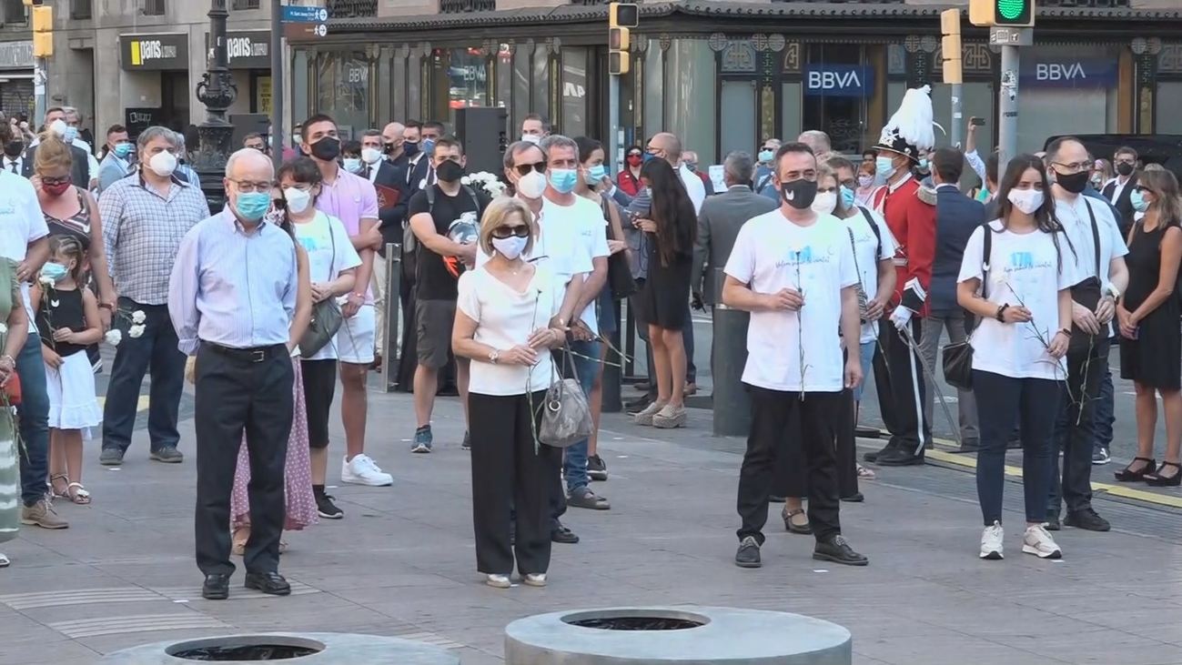 Barcelona homenajea con silencio y claveles blancos a las víctimas del 17A
