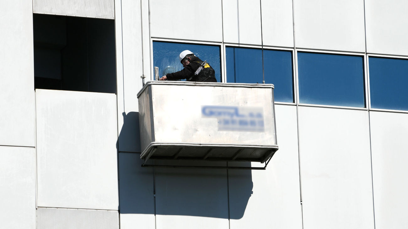 Un trabajador limpia los cristales de un edificio en Madrid