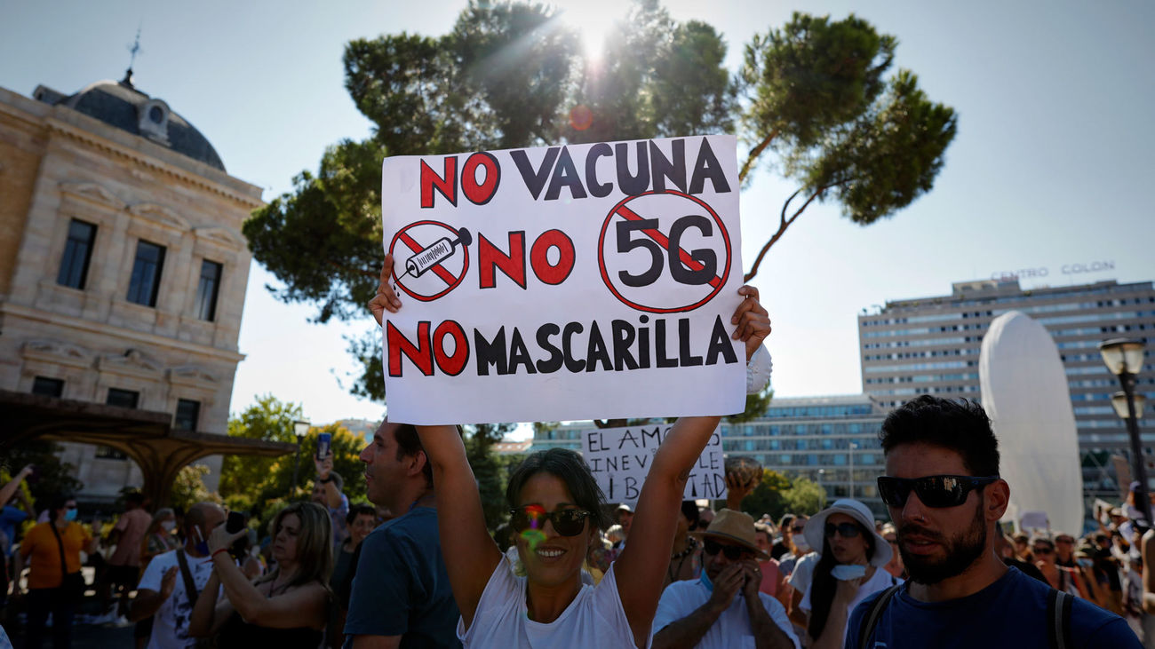 Según la Policía, unas 2.500 personas se manifestaron contra el uso obligatorio de mascarillas en la plaza de Colón de Madrid