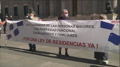 Familiares de residentes piden en una marcha que se anule el plazo de 45 días para el reingreso
