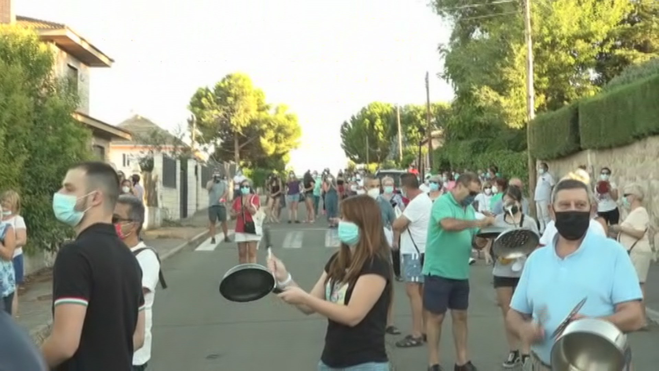 Cacerolada contra okupas en El Casar