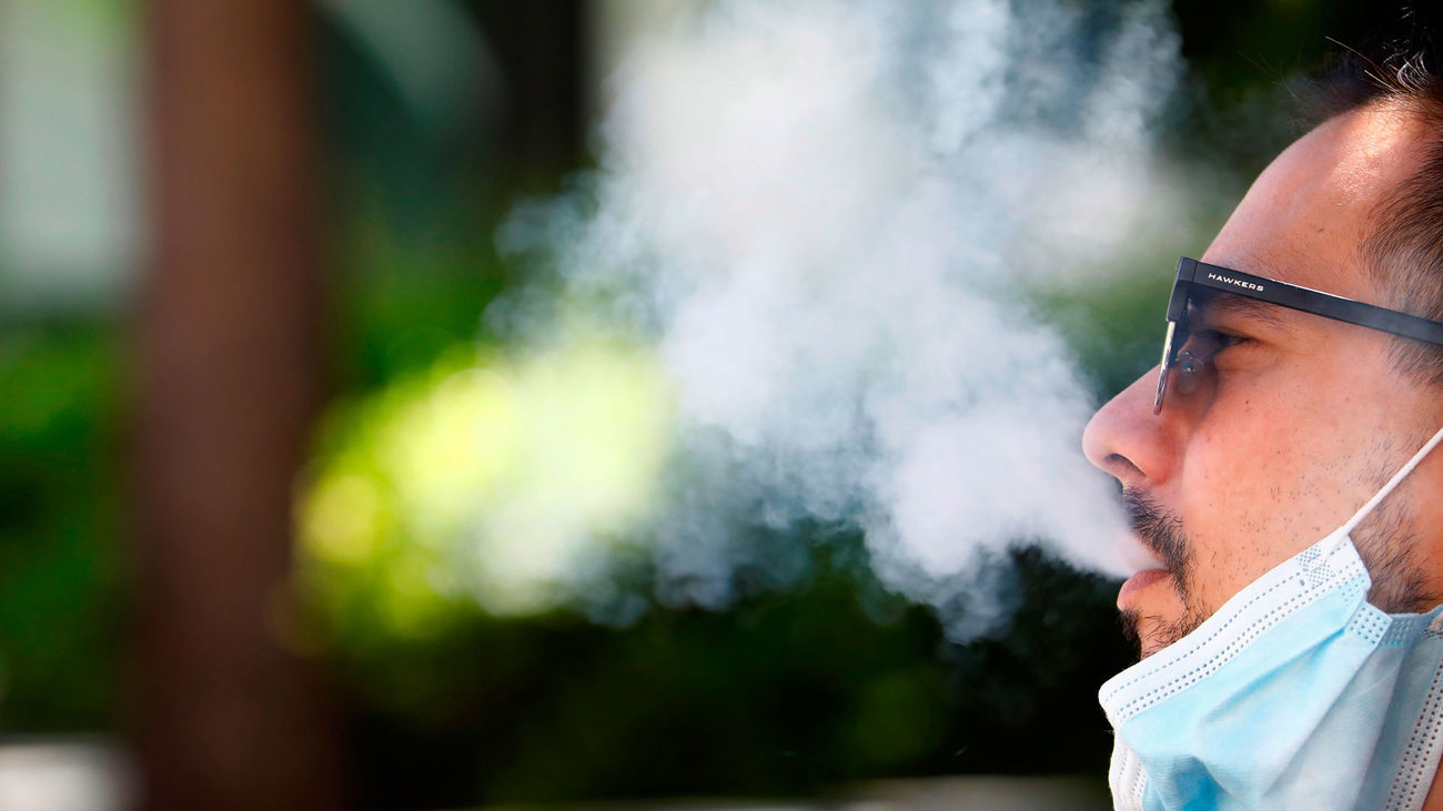 Un hombre fuma en la calle