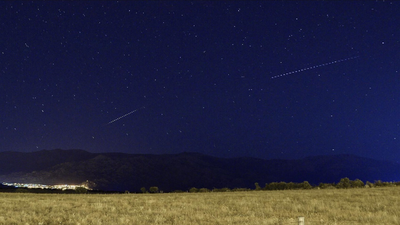 Estrellas fugaces sobre el cielo nocturno de Manzanares el Real