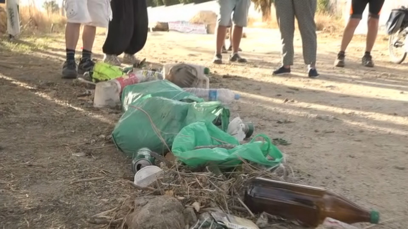Se acumulan enseres en una vía pecuaria de Aluche y Eugenia de Montijo