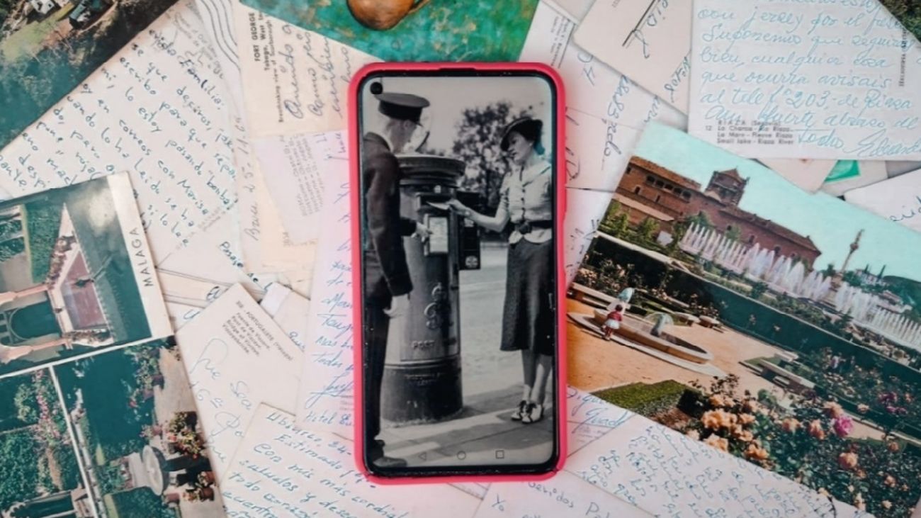 Postales antiguas y teléfono móvil, la forma de comunircase ha cambiado