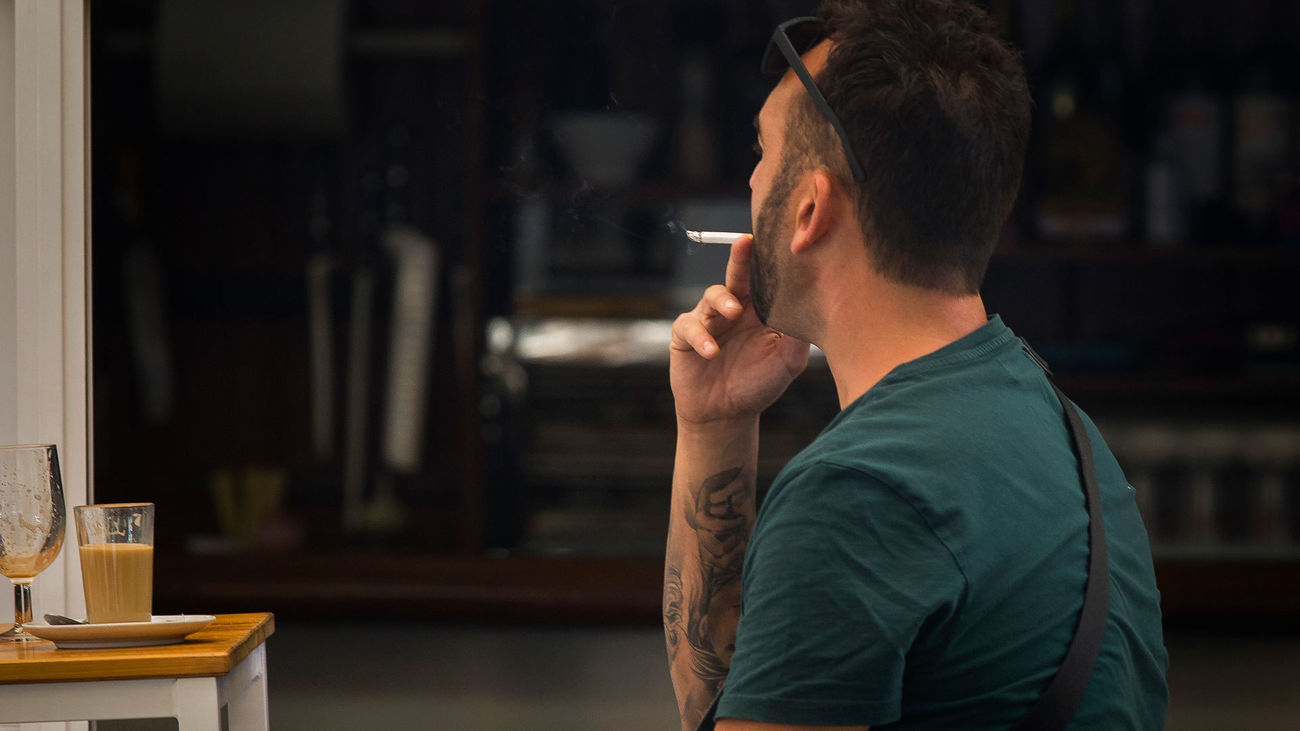 Un juez ha anulado la orden de la Comunidad de Madrid que prohibía fumar en las terrazas, entre otras medidas