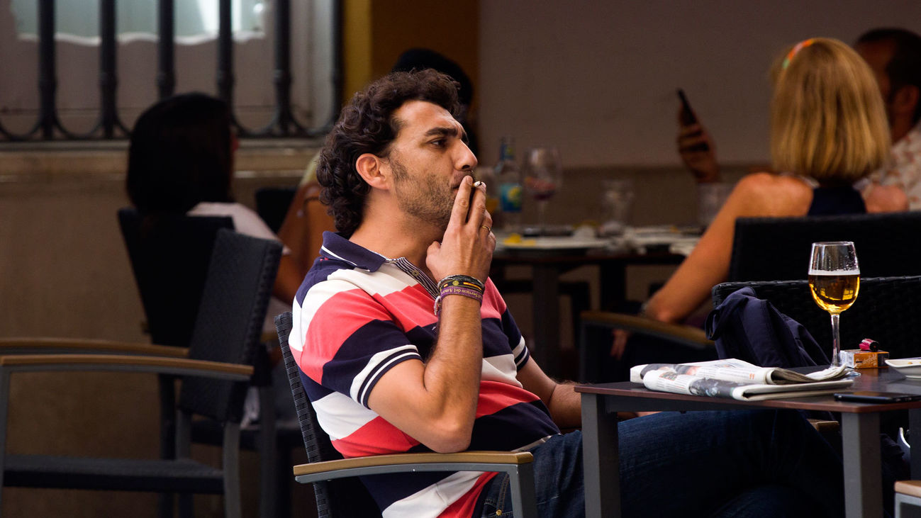 Moncloa replica al juez que ha anulado la orden madrileña que prohíbe  fumar en la calle sin distancia