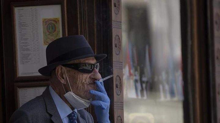 Un juez anula la orden de la Comunidad  de Madrid que prohíbe fumar en la calle sin distancia