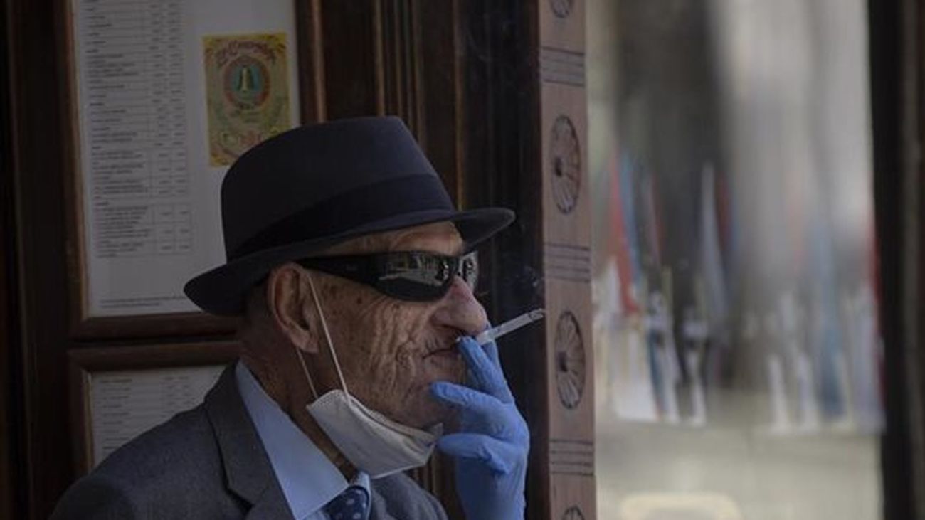 Un juez anula la orden de la Comunidad  de Madrid que prohíbe fumar en la calle sin distancia