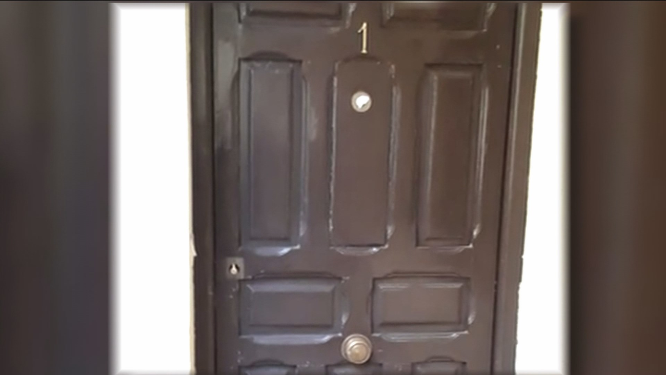 Iba a alquilar su piso en la calle Moratín y se encuentra la vivienda ocupada