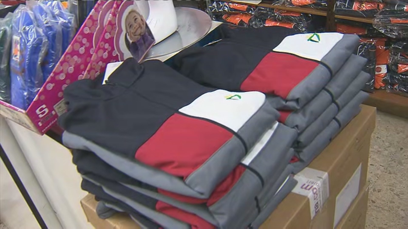 Los vendedores de uniformes esperan que se reanude la vuelta al cole presencial