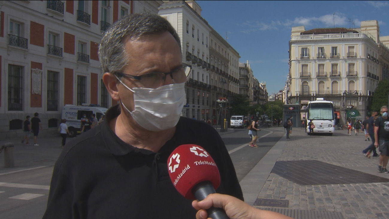 Los vecinos del distrito  Centro denuncian que se haya pensado más en el turista a la hora de  peatonalizar Sol