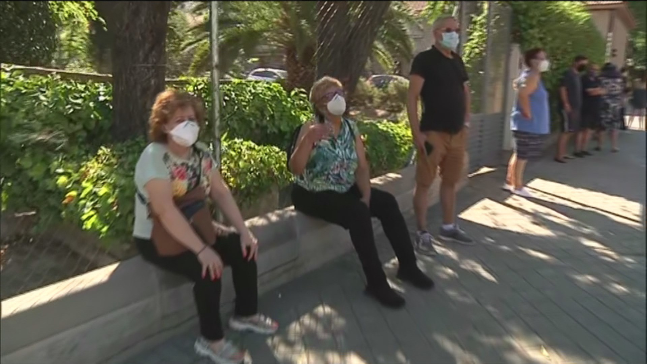 Colas para hacerse la PCR en Usera, el distrito con la tasa más alta de casos por 100.000 habitantes