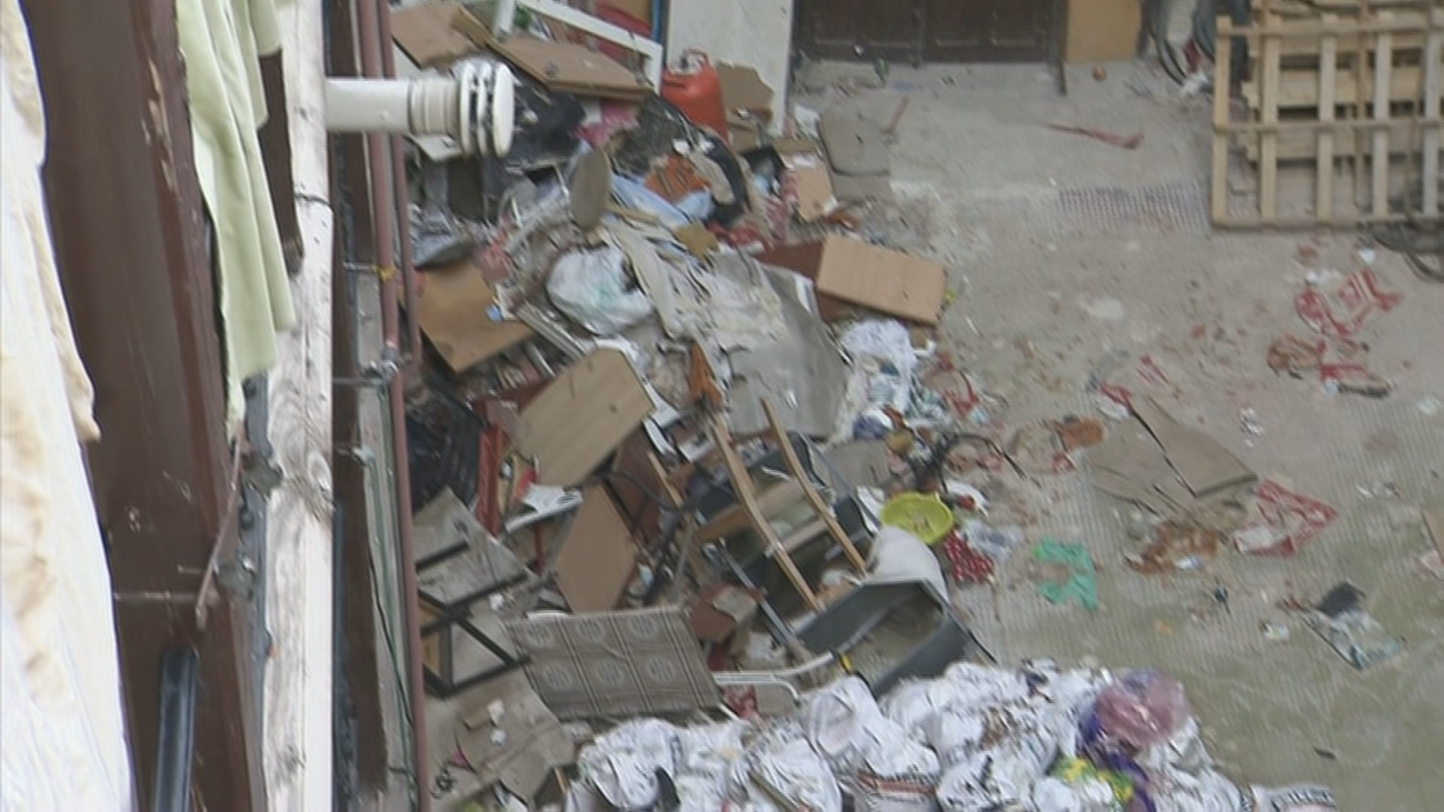Un vertedero en el patio de su casa en Lavapiés