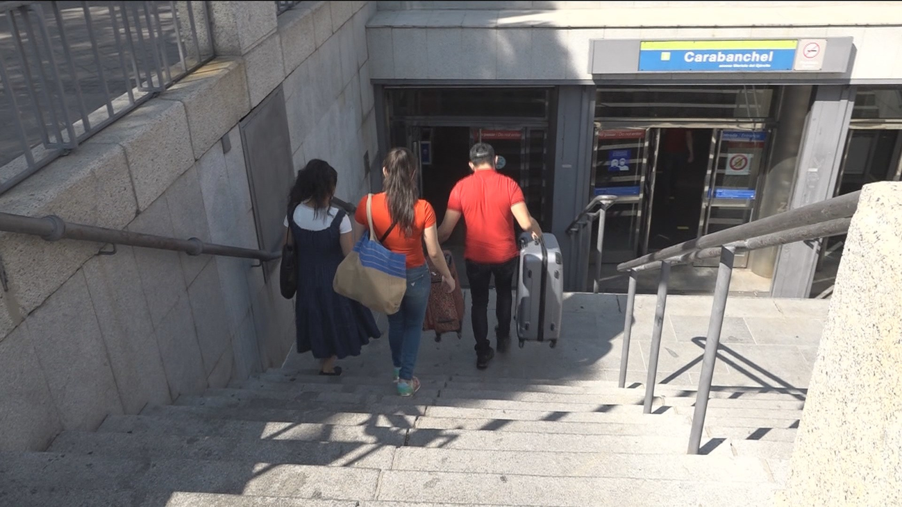Sin ascensores ni escaleras mecánicas en la estación de Carabanchel