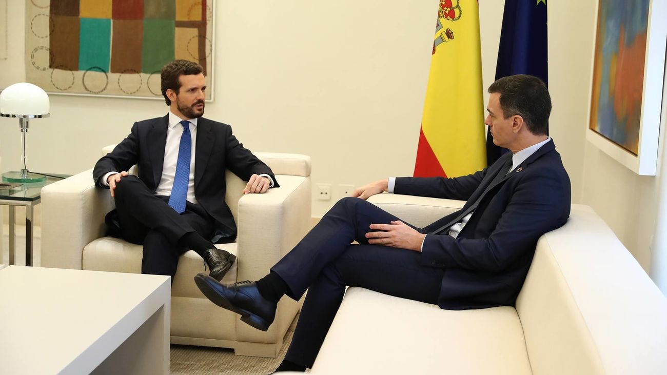 Pablo Casado y Pedro Sánchez en un encuentro en La Moncloa