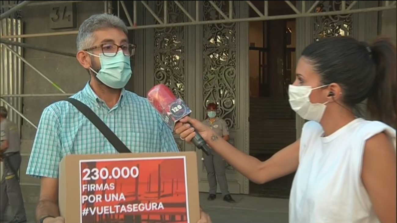 Los docentes entregan 230.000 firmas para pedir una vuelta segura a los colegios