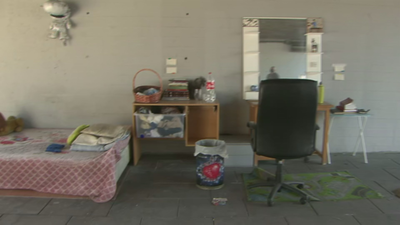 Un mendigo  se 'construye' un hogar con tocador bajo un puente