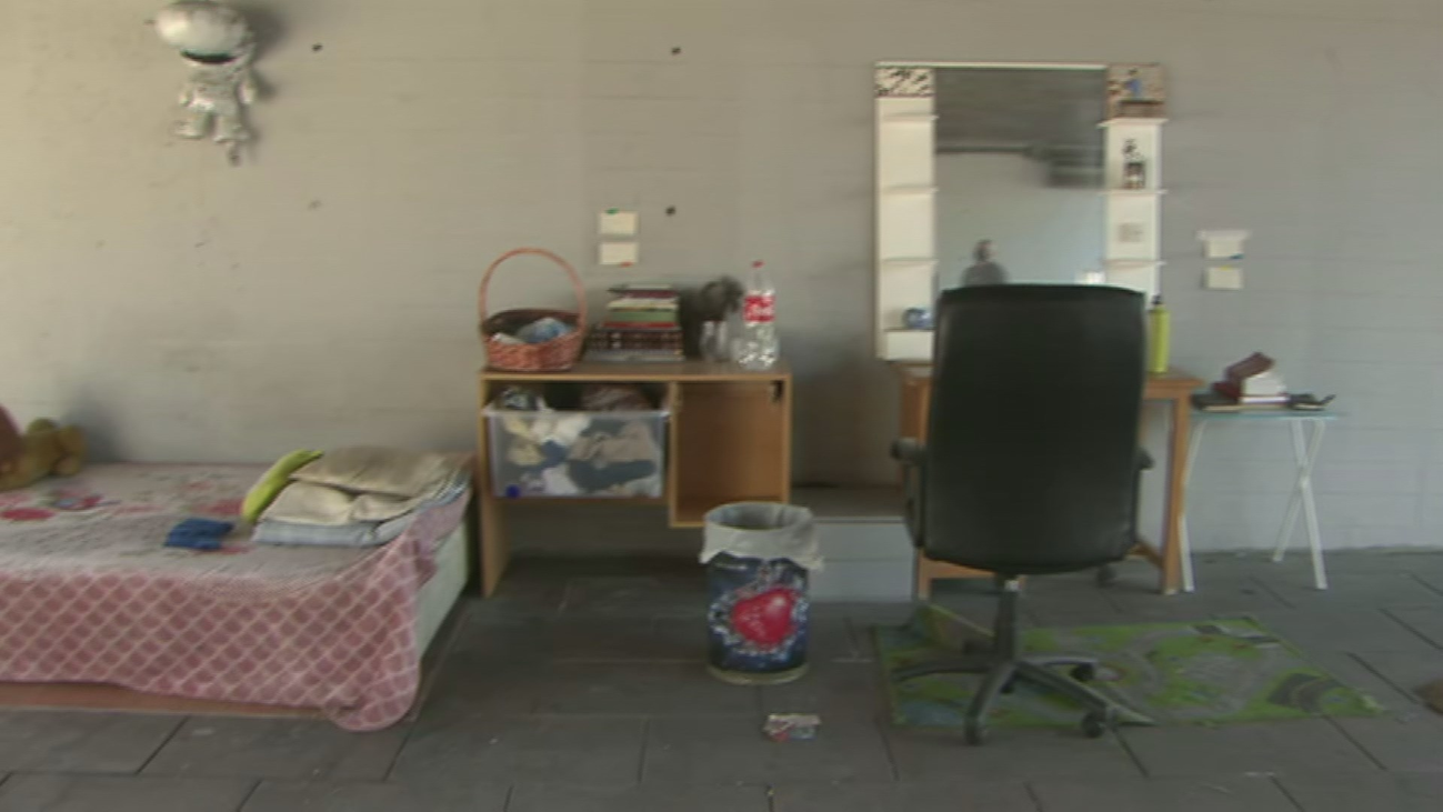 Un mendigo  se 'construye' un hogar con tocador bajo un puente