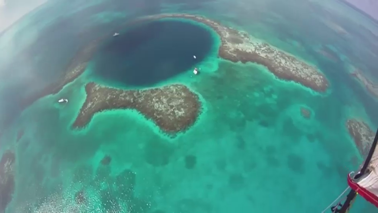 Caída libre sobre el Gran Agujero Azul de Belice