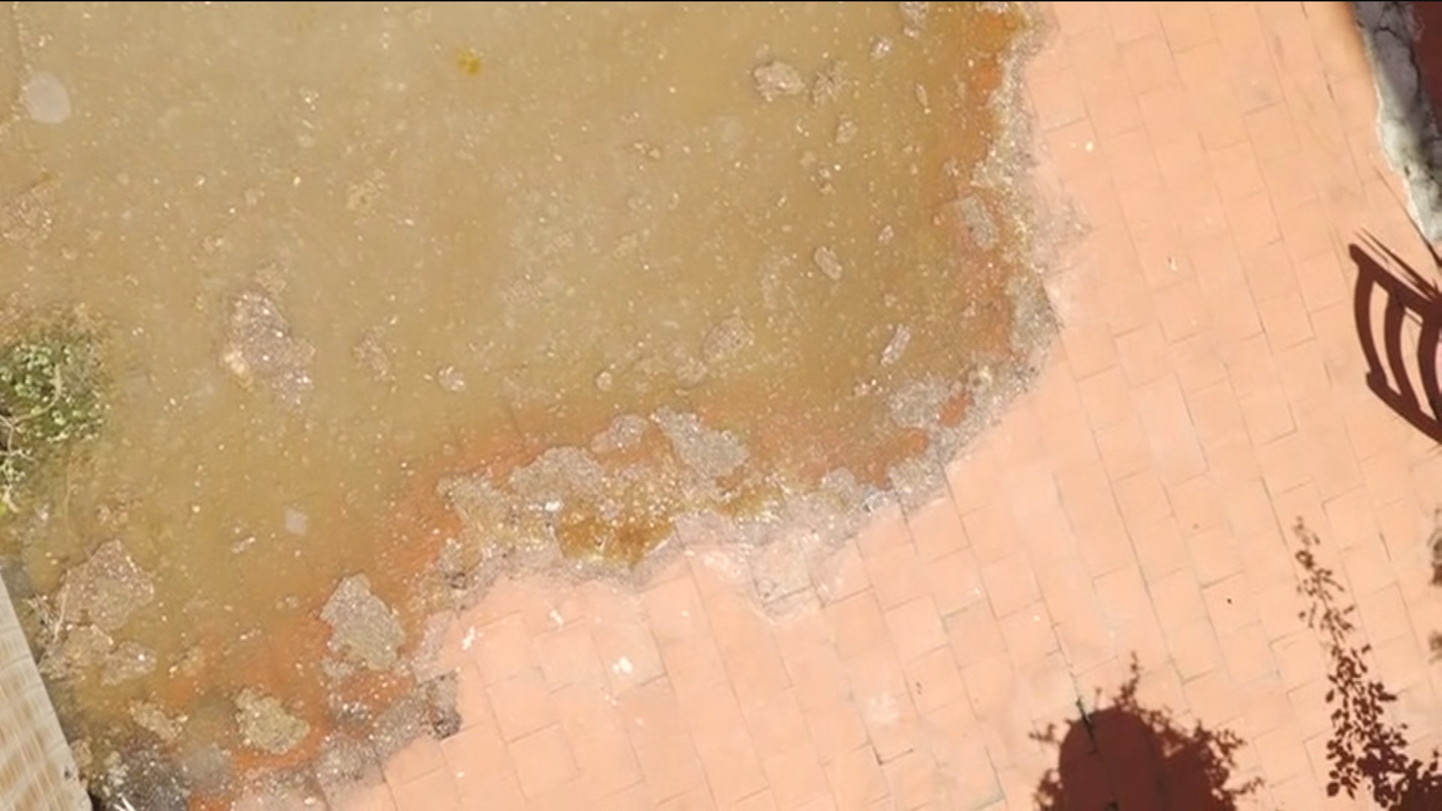 Conviven con humedades y malos olores en un edificio de Aranjuez