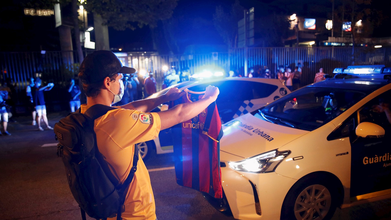 Decenas de aficionados del Barça protestan frente al Camp Nou por la salida de Messi