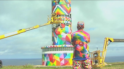 Polémica intervención artística de Okuda en el Faro cántabro de Ajo