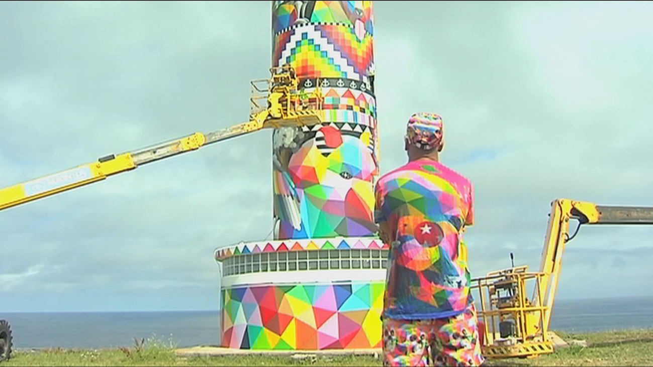 Polémica intervención artística de Okuda en el Faro cántabro de Ajo