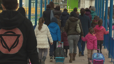 Las familias hacen encaje de bolillos para adaptarse al calendario escalonado de vuelta al cole