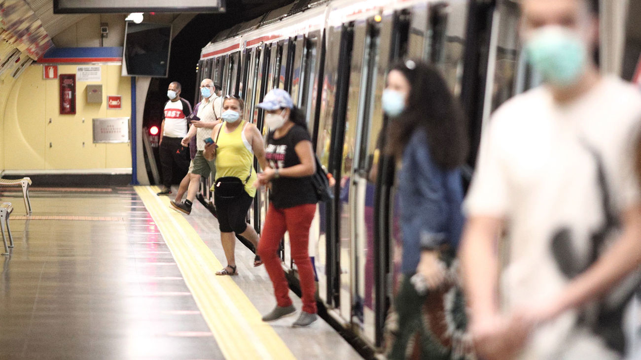 Viajeros bajan de un tren en un andén de Metro de Madrid