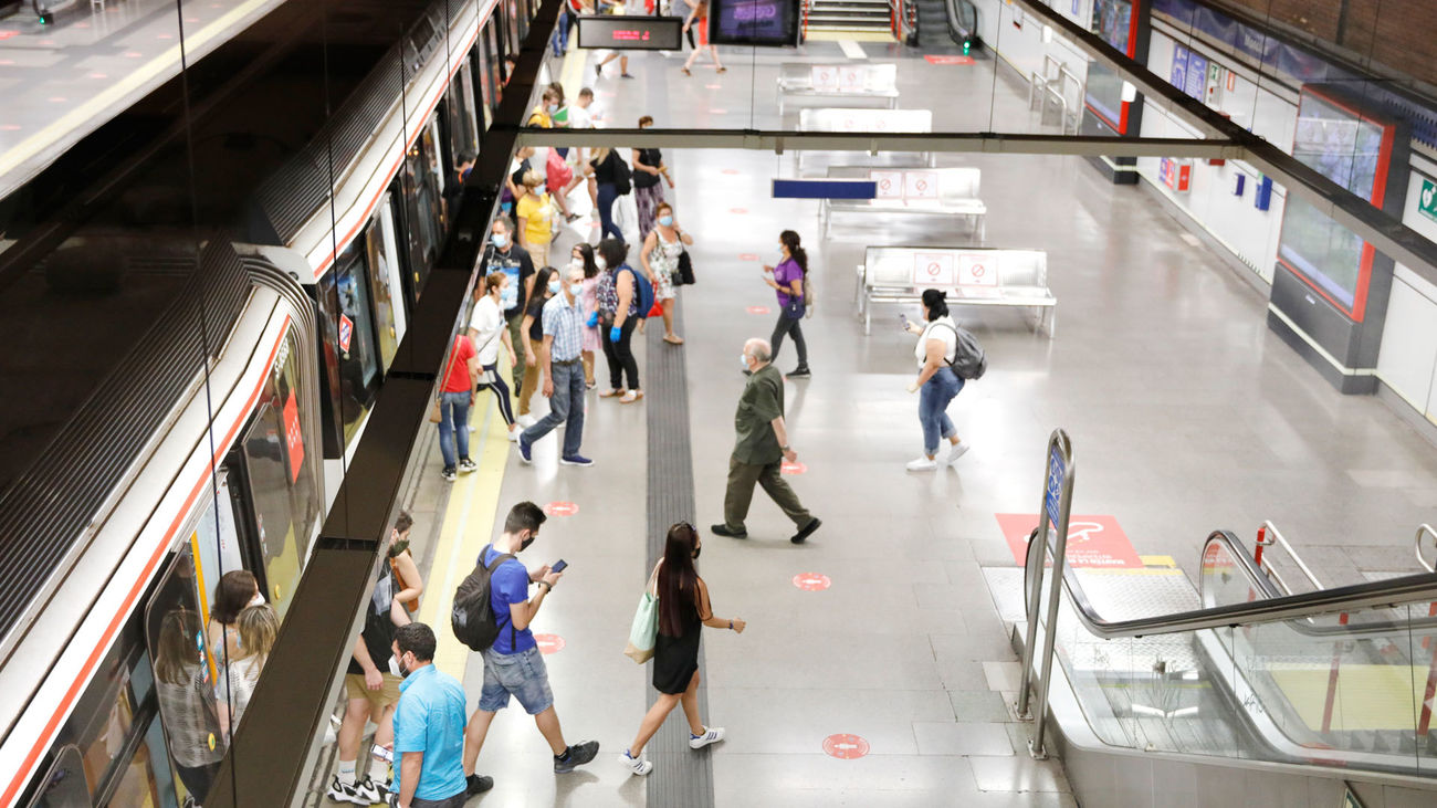 Viajeros en un andén de Metro de Madrid