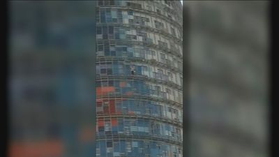 Un escalador se sube a la torre Agbar de Barcelona sin ninguna protección