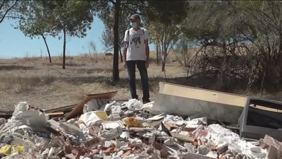 Acumulación de escombros en una senda de San Sebastián de los Reyes