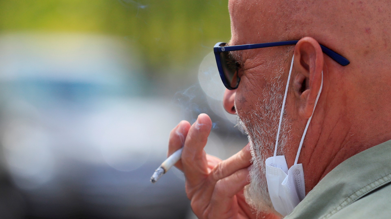 Confusión entre madrileños y hosteleros sobre la prohibición de fumar y el cierre del ocio nocturno