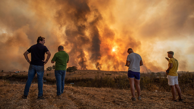 El mayor incendio del verano en Andalucía provoca el desalojo de 500 personas