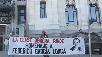 El sindicato Solidaria Obrera protesta ante el Ayuntamiento por no permitir el homenaje a Lorca