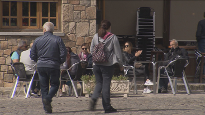 El frío sorprende a los vecinos de Navacerrada con una improvisada primavera en pleno agosto