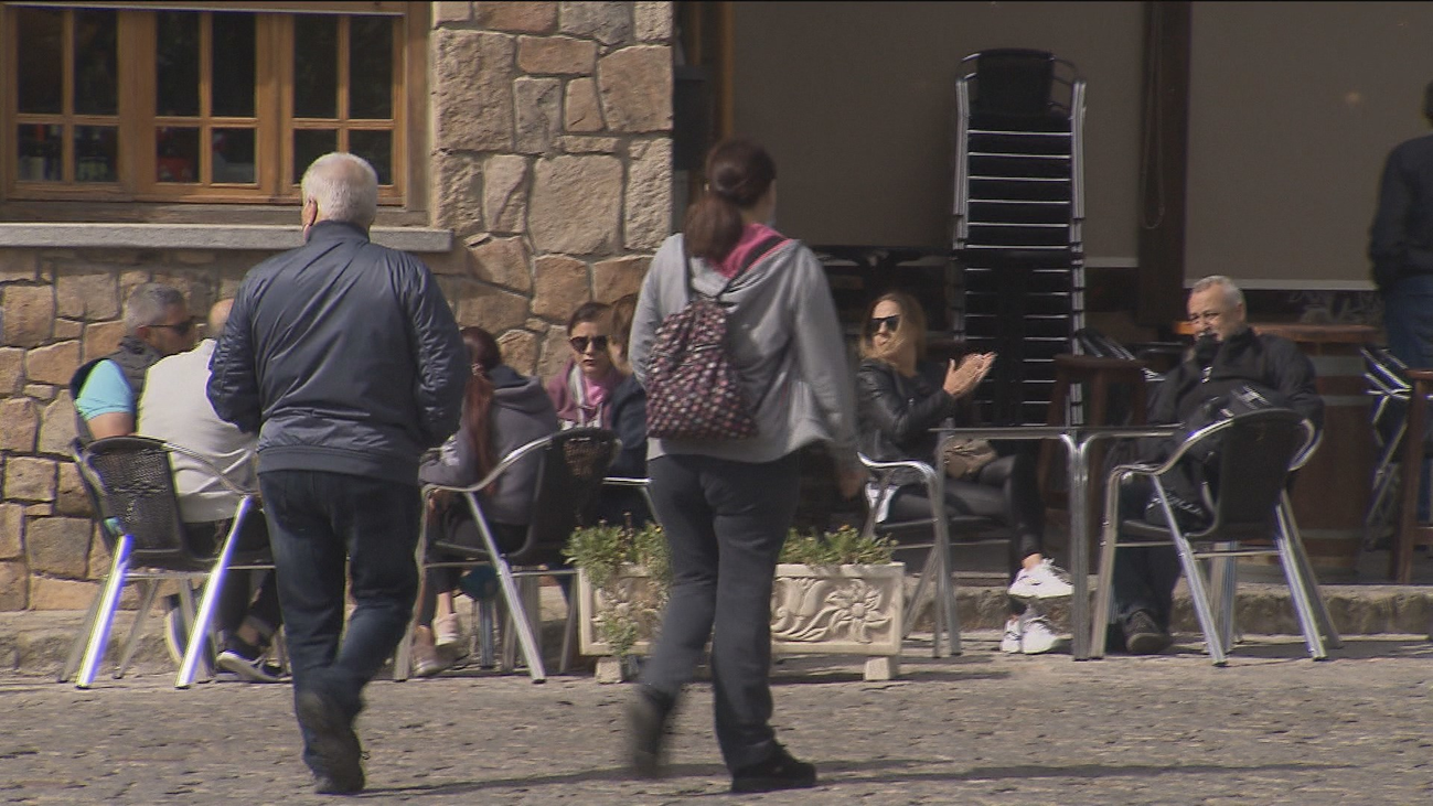 El frío sorprende a los vecinos de Navacerrada con una improvisada primavera en pleno agosto