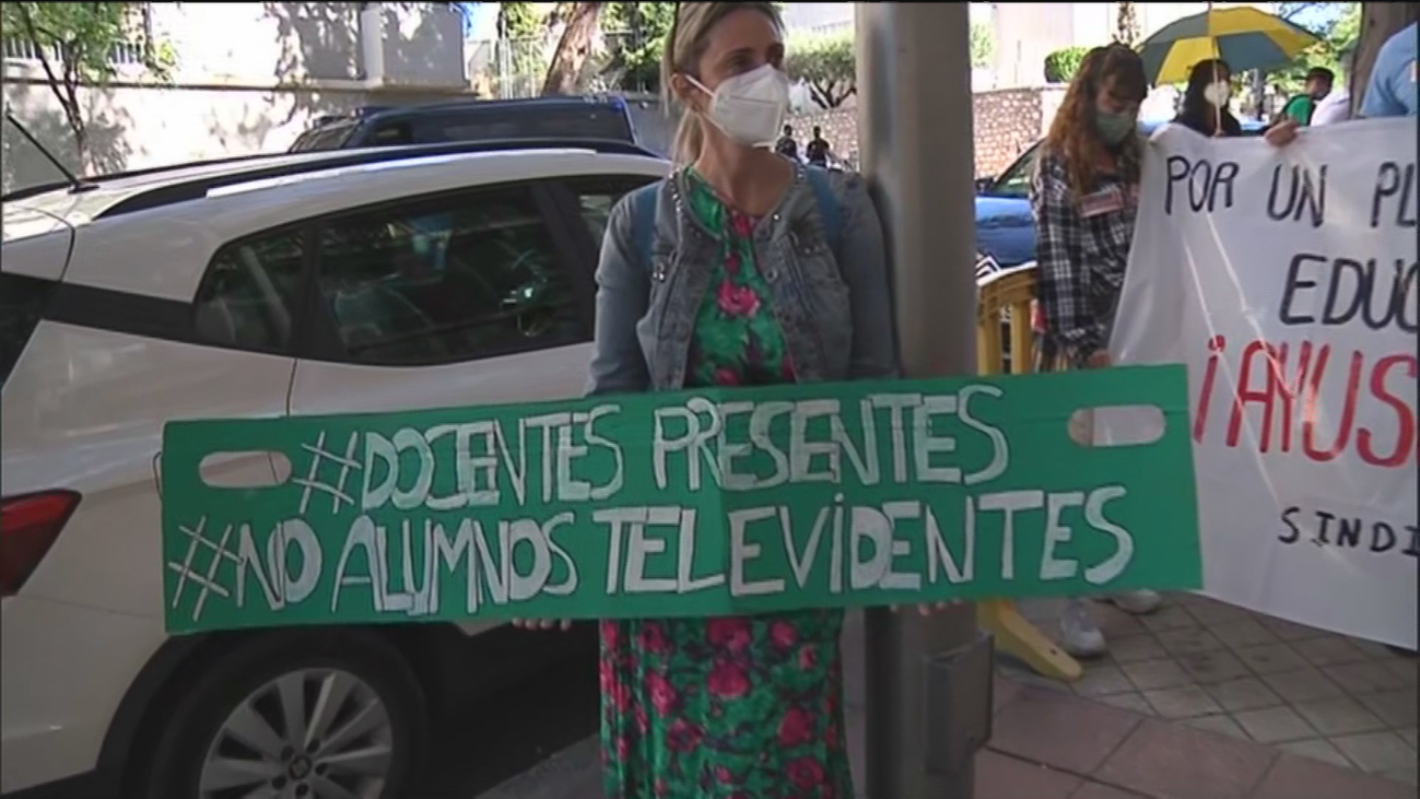 Protesta de profesores por una vuelta al cole segura: "No somos conejillos de Indias, esto es un experimento"