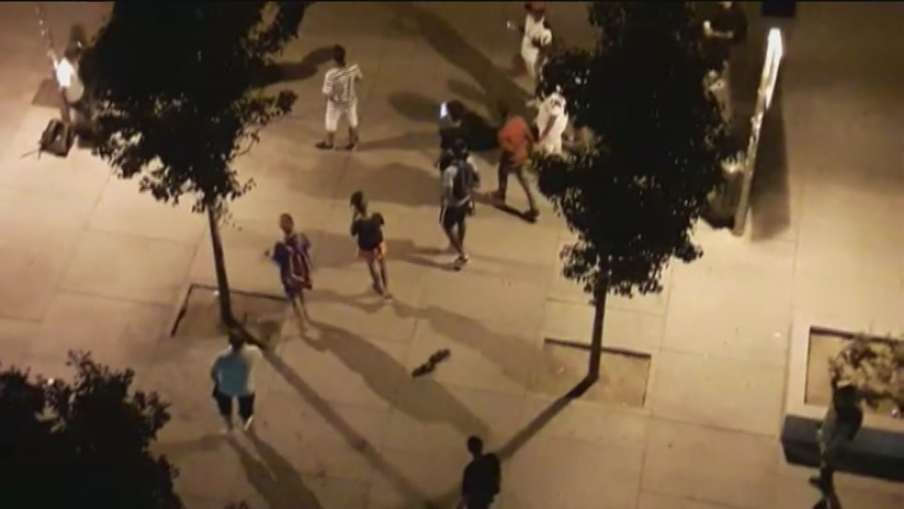 Los vecinos de la Plaza Nelson Mandela denuncian la venta ilegal de alcohol de madrugada