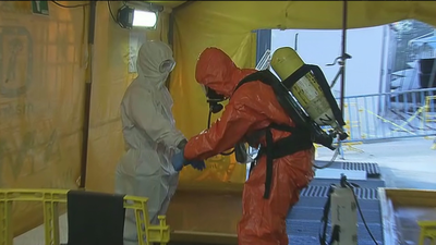 El meticuloso proceso de desinfección de los sanitarios de Samur que atienden a posibles contagiados por Covid-19