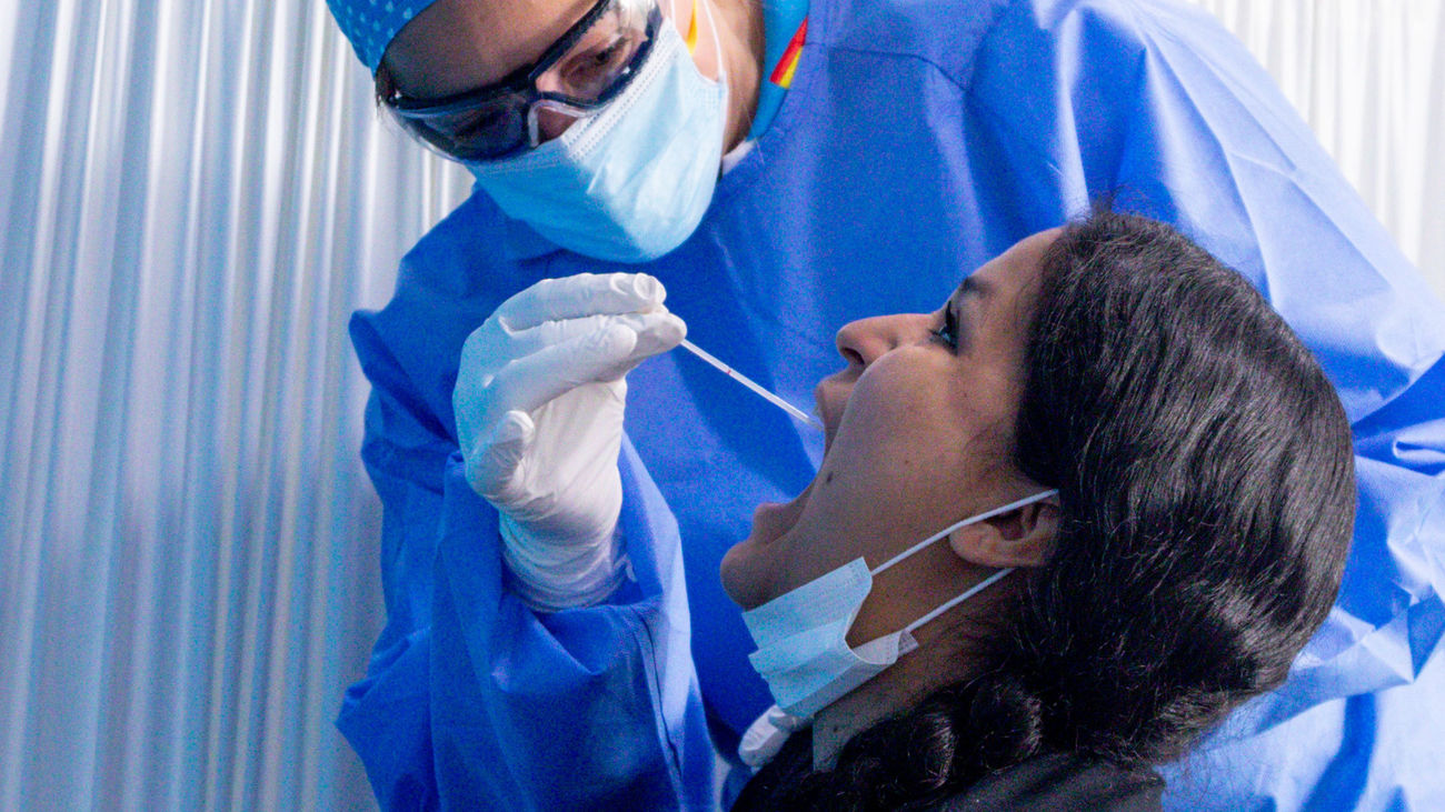 Un sanitario le realiza a una mujer un test PCR en el Centro de Especialidades Carabanchel Alto