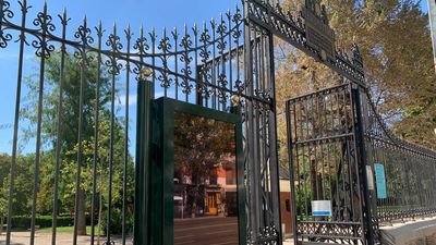 El Retiro y ocho parques de Madrid balizan este jueves sus zonas infantiles y deportivas por el viento