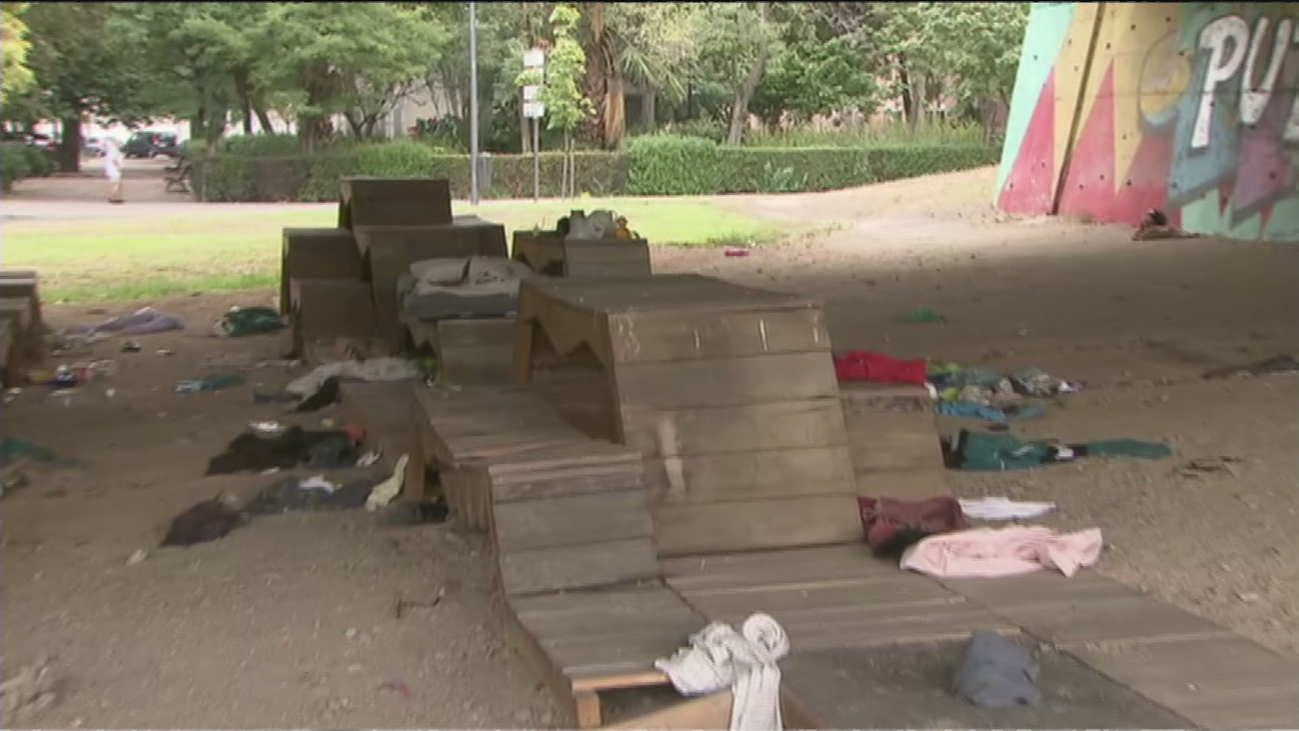 Suciedad, ratas y droga bajo el puente de San Cristobal